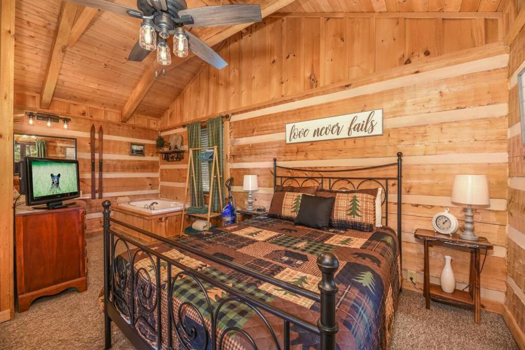 View! Cozy, Private, Fireplace, Hot Tub Log Cabin, Honeymoon! Sevierville Dış mekan fotoğraf