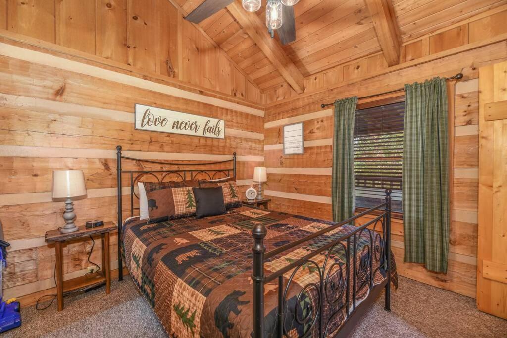 View! Cozy, Private, Fireplace, Hot Tub Log Cabin, Honeymoon! Sevierville Dış mekan fotoğraf