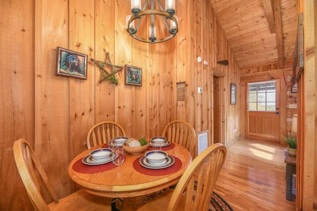 View! Cozy, Private, Fireplace, Hot Tub Log Cabin, Honeymoon! Sevierville Dış mekan fotoğraf