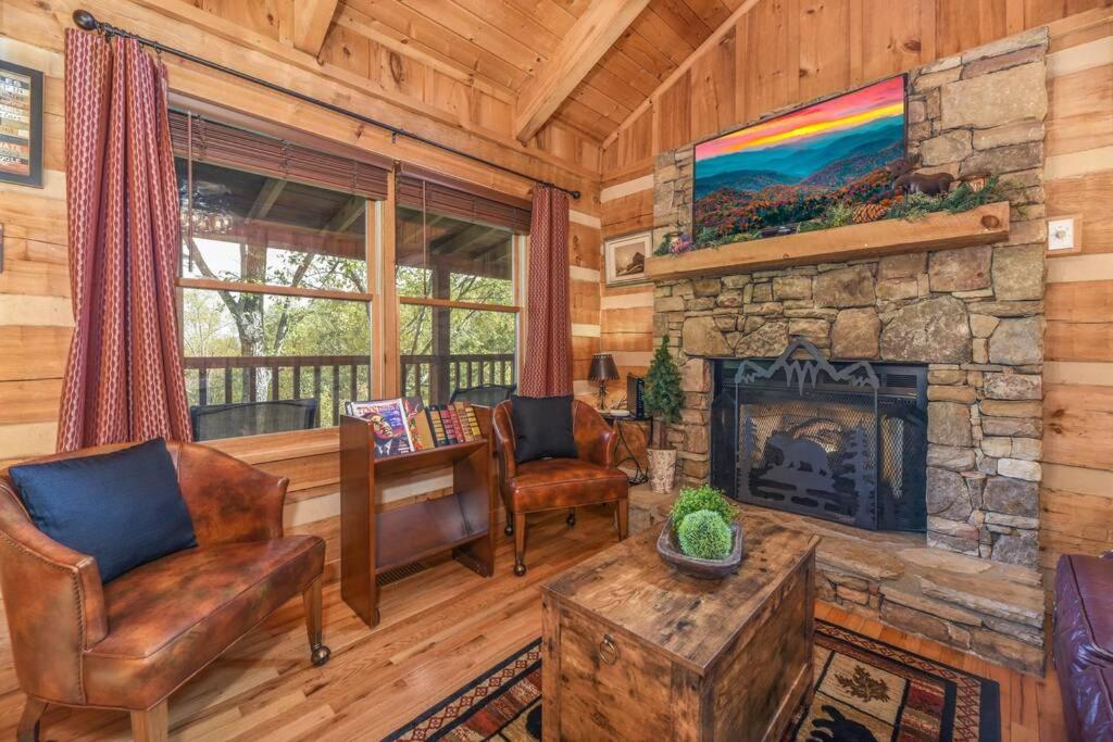 View! Cozy, Private, Fireplace, Hot Tub Log Cabin, Honeymoon! Sevierville Dış mekan fotoğraf