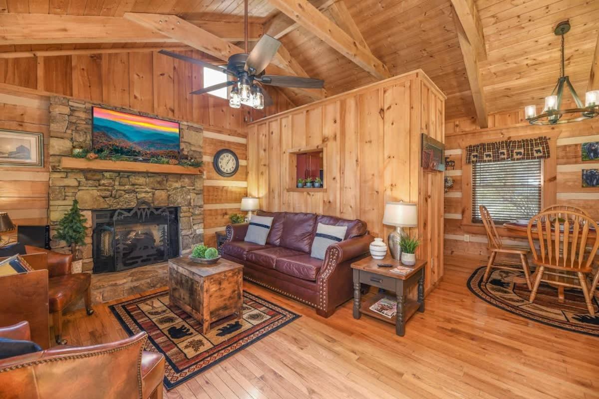 View! Cozy, Private, Fireplace, Hot Tub Log Cabin, Honeymoon! Sevierville Dış mekan fotoğraf