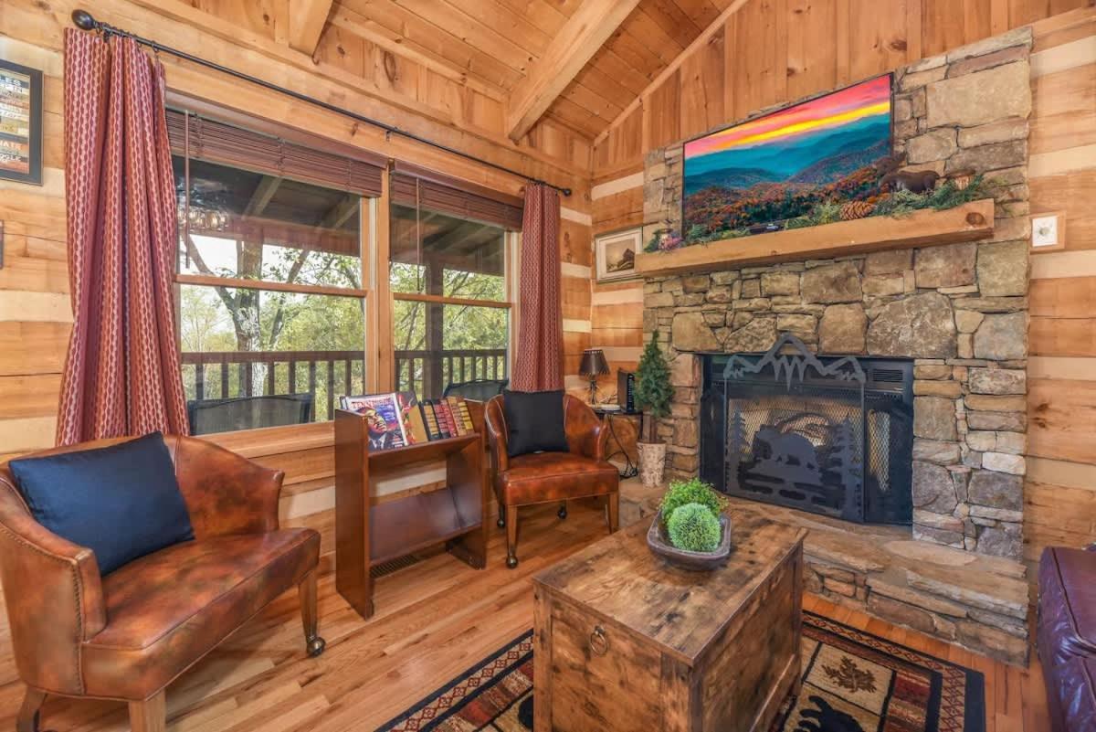View! Cozy, Private, Fireplace, Hot Tub Log Cabin, Honeymoon! Sevierville Dış mekan fotoğraf