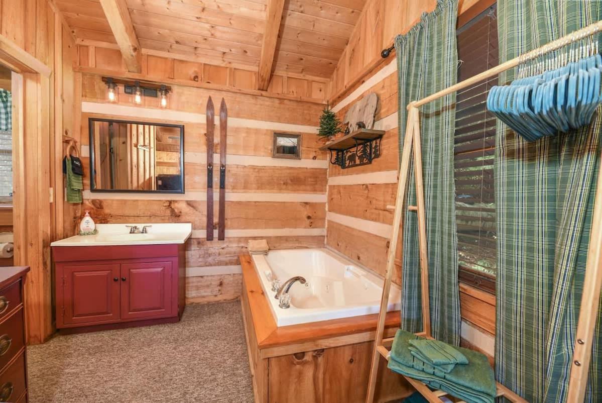 View! Cozy, Private, Fireplace, Hot Tub Log Cabin, Honeymoon! Sevierville Dış mekan fotoğraf